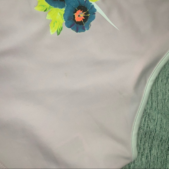 Nike WOMANS Light Support Tropical Printed Cropped - Picture 7 of 7